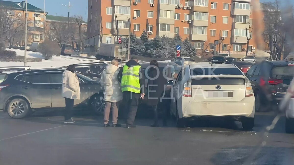 ДТП «Двойной французский поцелуй» произошло на «Столетии» во Владивостоке —  фото | Восток-Медиа | Дзен