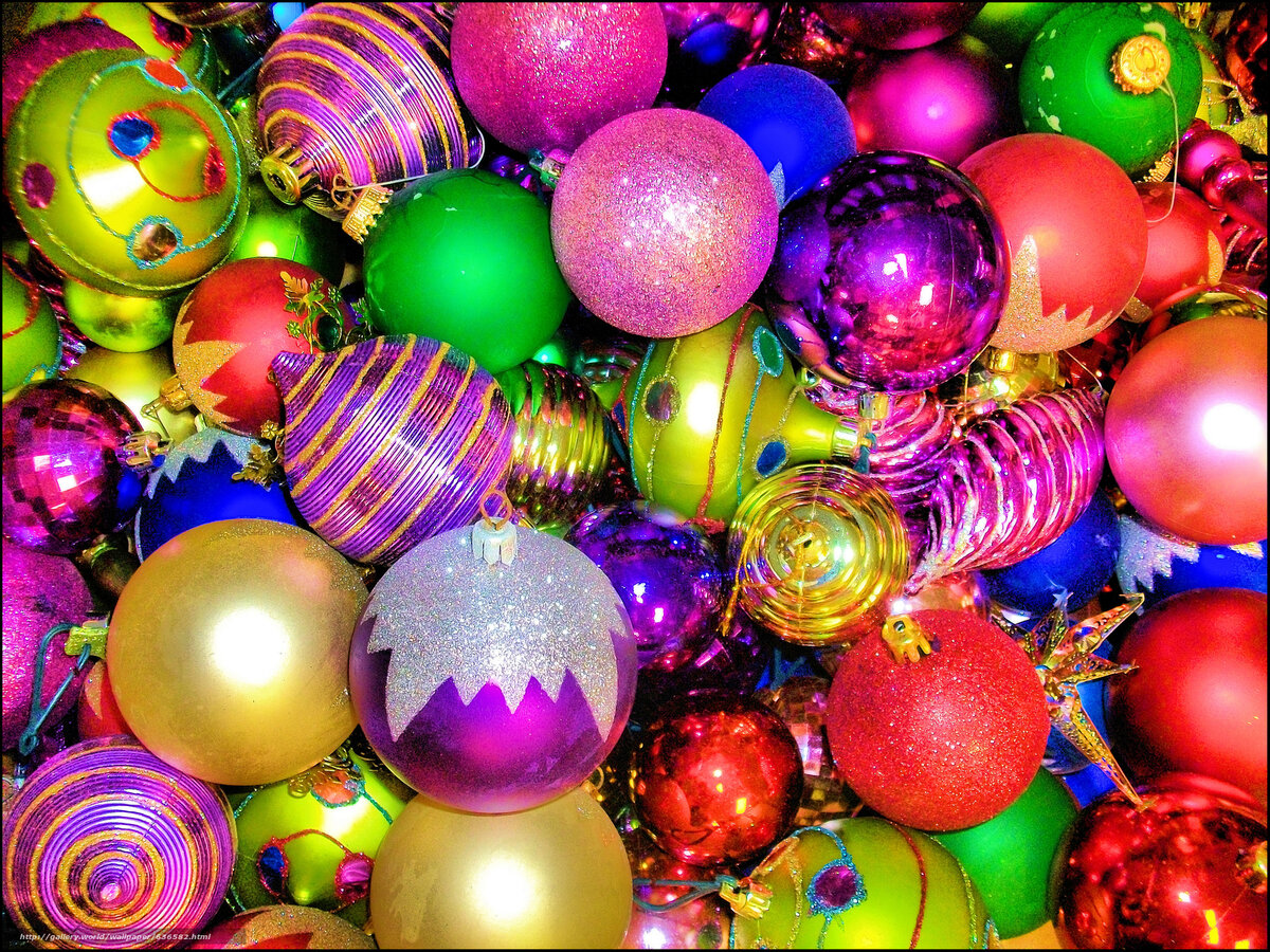 Сколько шариков на елку. Разноцветные елочные шарики. Новогодняя елка с разноцветными игрушками. Елка с разноцветными шариками. Много елочных игрушек.