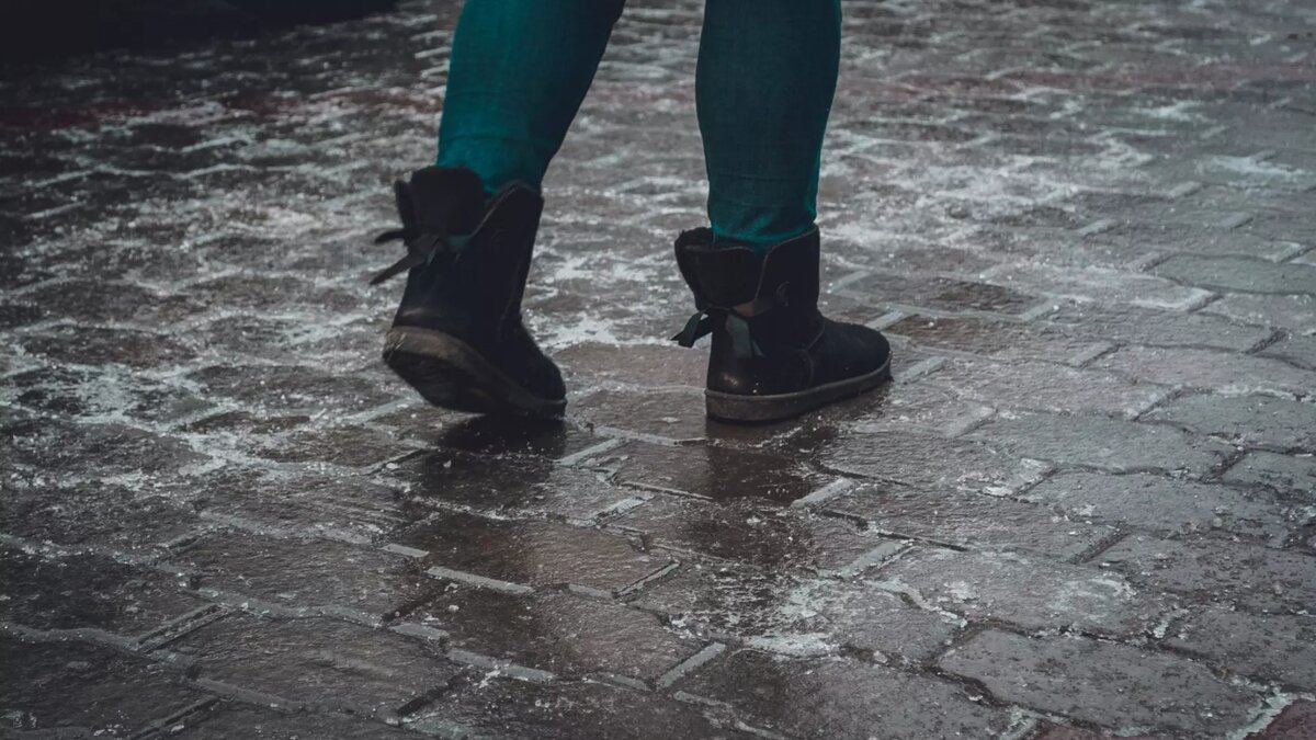     Жители Сургута просят до конца года ввести дистант в школах из-за ледяного дождя. Погода в ближайшие дни не изменится.