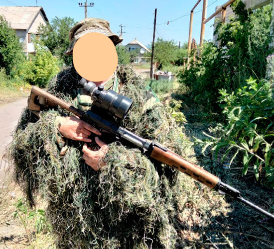 Снайпер с винтовкой СВД в стоке, без существенных вмешательств в штатное состояние, только с ночным прицелом 1ПН93-3. Стрелок в маскировочном костюме типа «Леший» (фото из открытых источников)