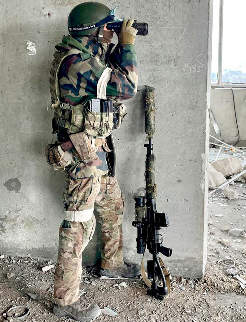 Снайпер наблюдает за территорией завода «Азовсталь» в Мариуполе, весна 2022. Винтовка СВДМ (фото из открытых источников)