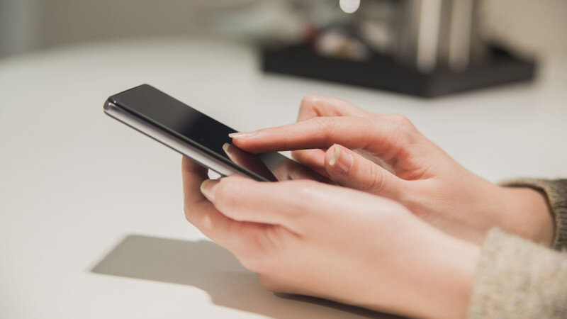     Смартфон в руках. Фото: ru.freepik.com, автор Dragana_Gordic.