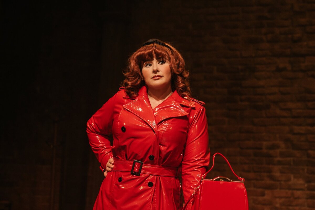 Юлия Куварзина в спектакле «Как пришить старушку»