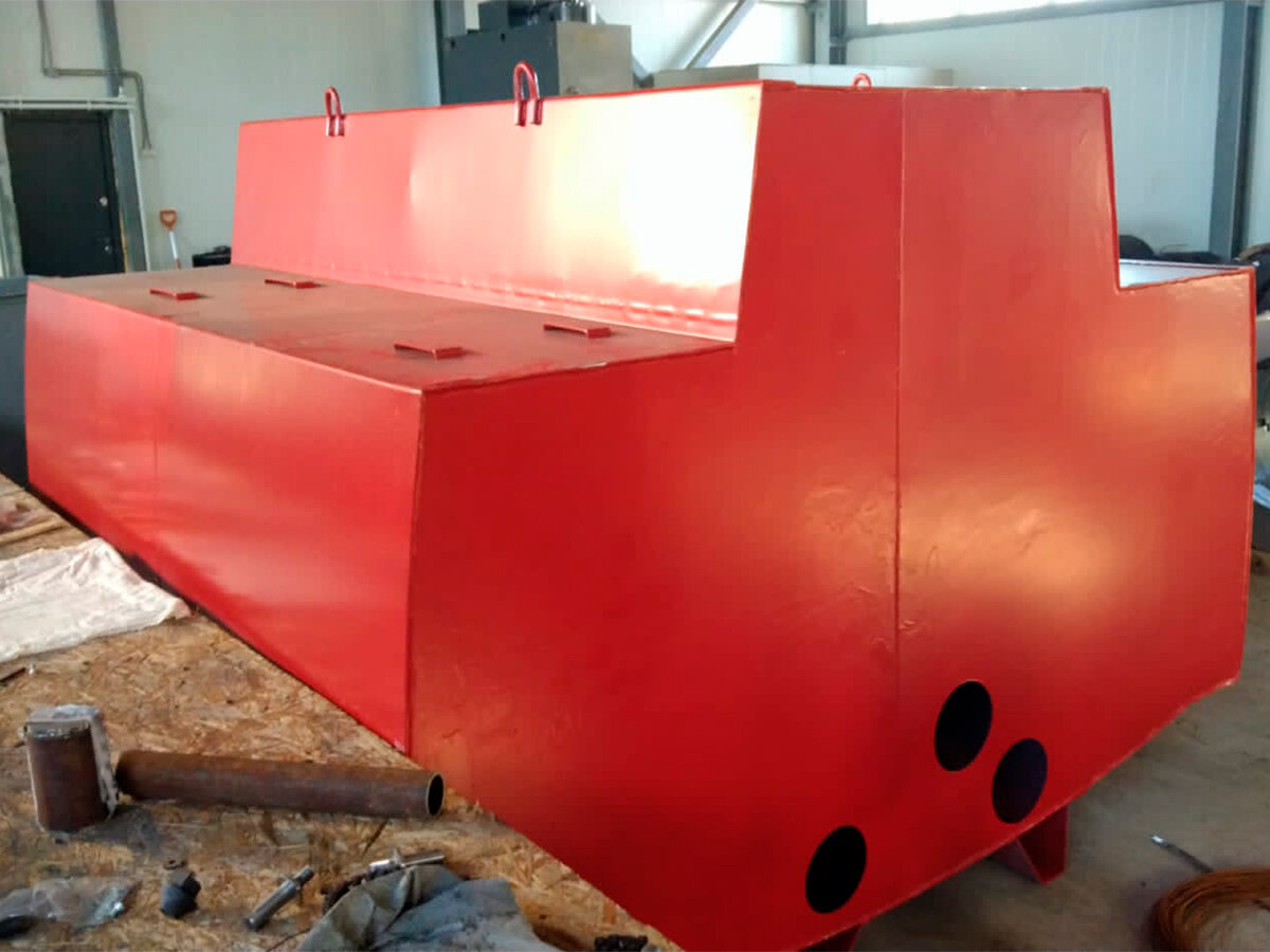 Пожарная автоцистерна (емкость). Выкрашена в традиционный красный цвет.