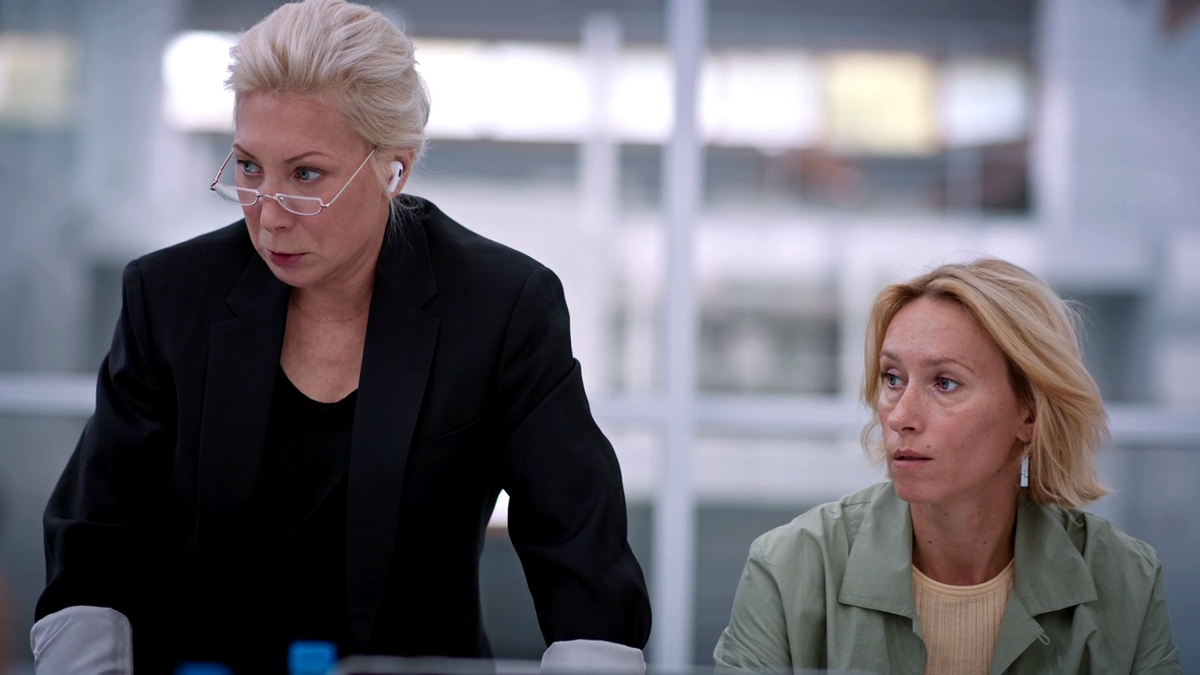 Директор по кастингу и второй режиссер, которая и будет фактически снимать фильм.