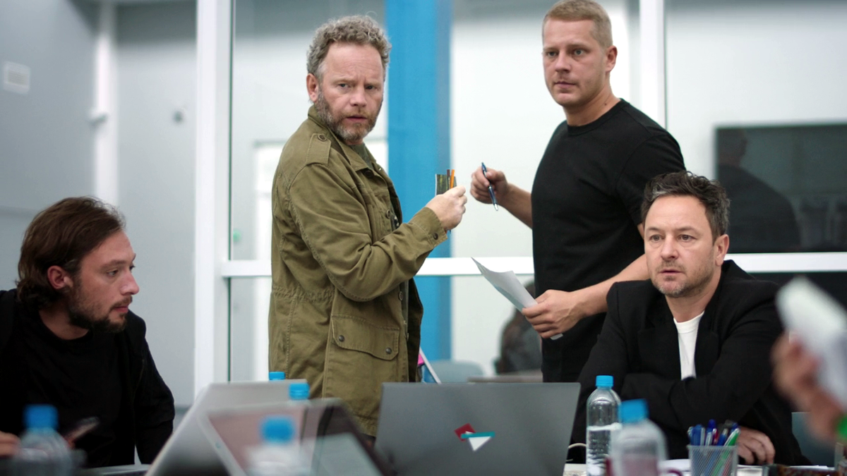 Оператор, художник, продюсер.