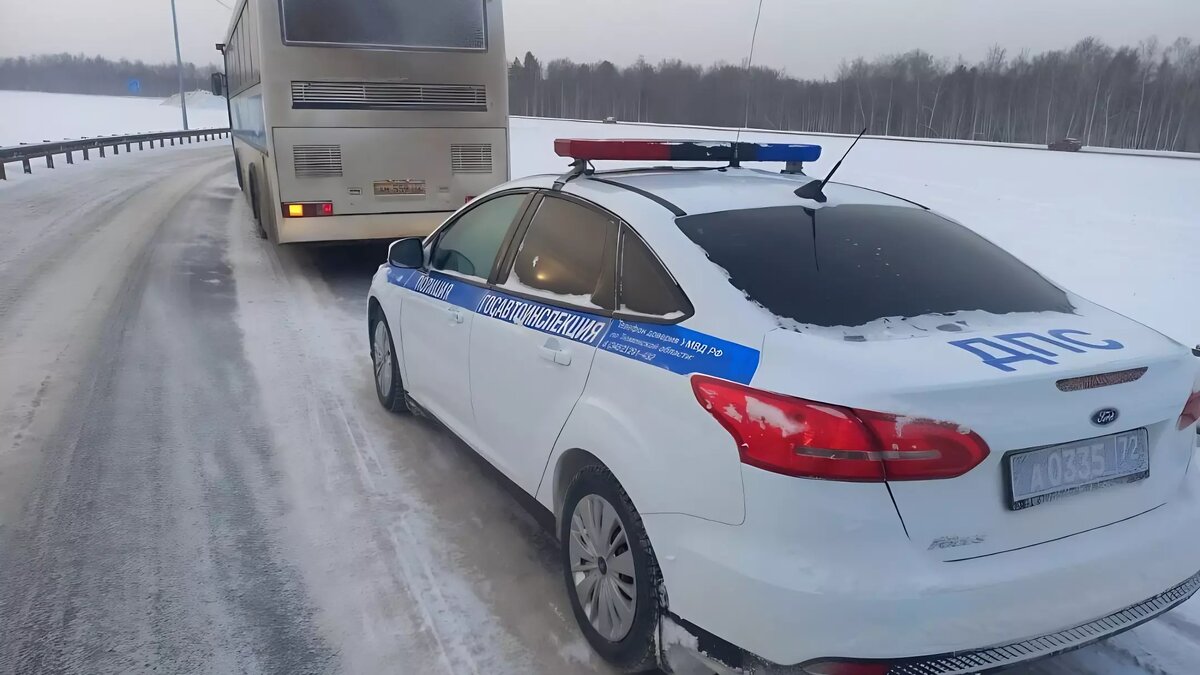     Дополнительные наряды ГИБДД дежурят на федеральных трассах в связи со сложными погодными условиями.