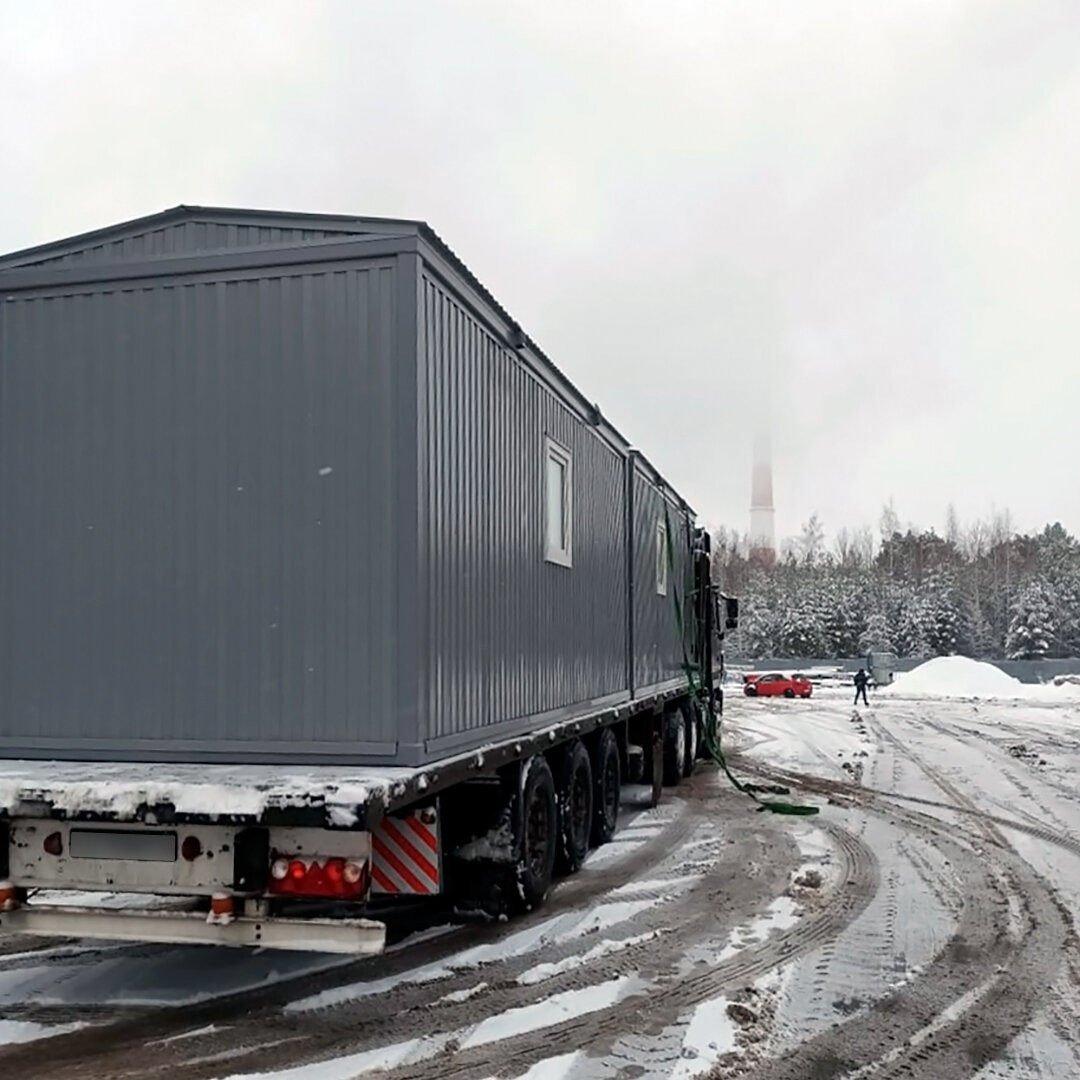 Блок-контейнер везут на объект заказчику в зимнее время