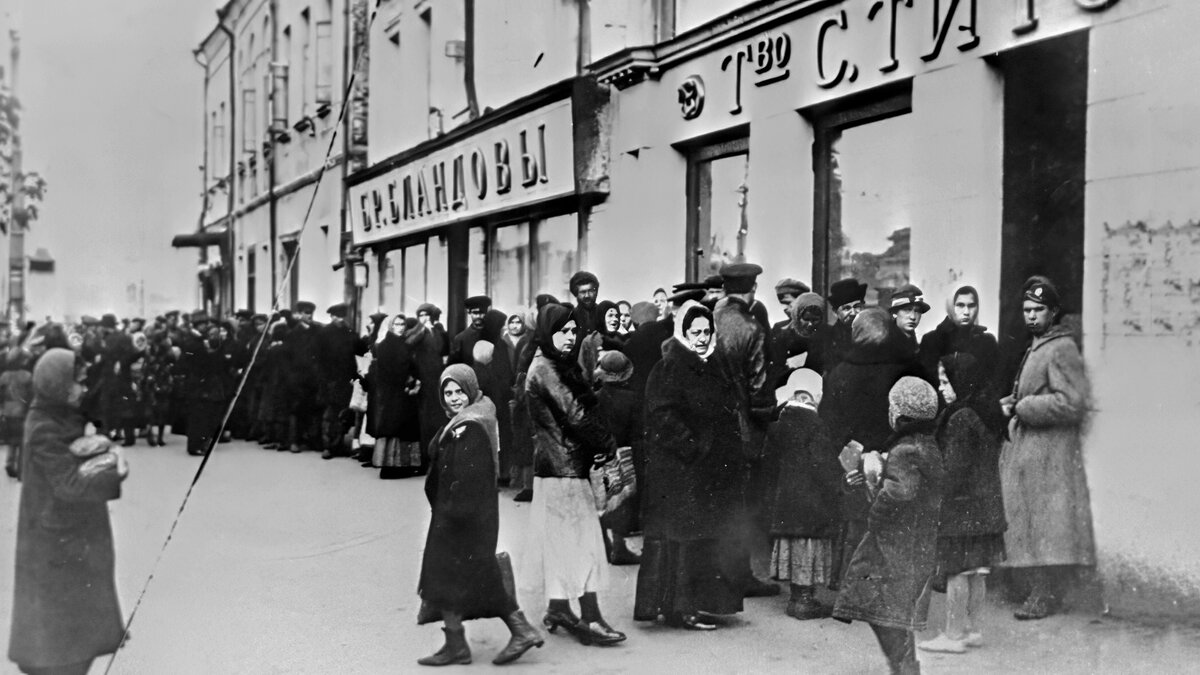 Очередь за хлебом в Петрограде, 1917 год/ © public domain