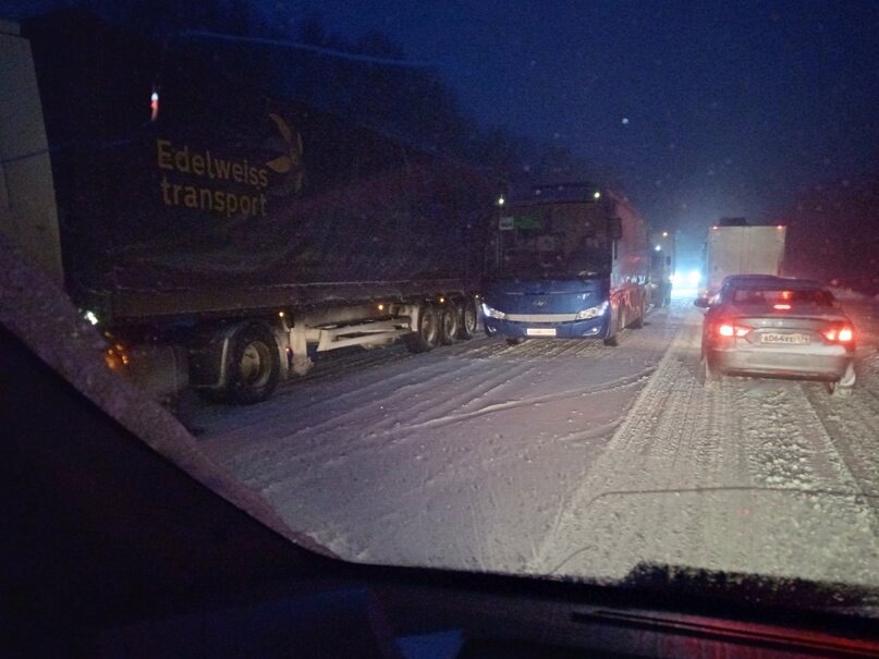 "Златоуст Миасс М-5 стоим!". Фото: Сергей Кутяшев/паблик trassa_m5_ufa_chelyabinsk/vk.com