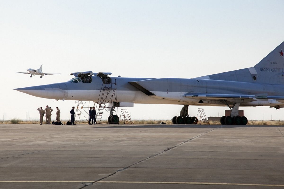 Давно пора было это сделать: Гроза западных авианосцев снова в деле: для  чего перебросили старенькие Ту-22М3 в Сирию | ВПЕРЁД, ОТЕЧЕСТВО! | Дзен