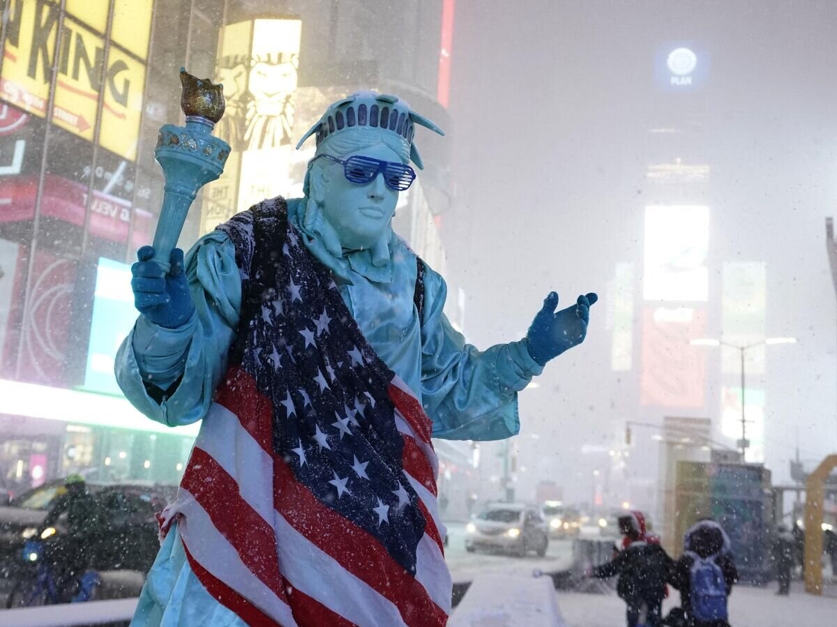 Человек в костюме Статуи Свободы на Таймс-сквер в Нью-Йорке, 2020 год© AFP 2023 / Timothy A. Clary