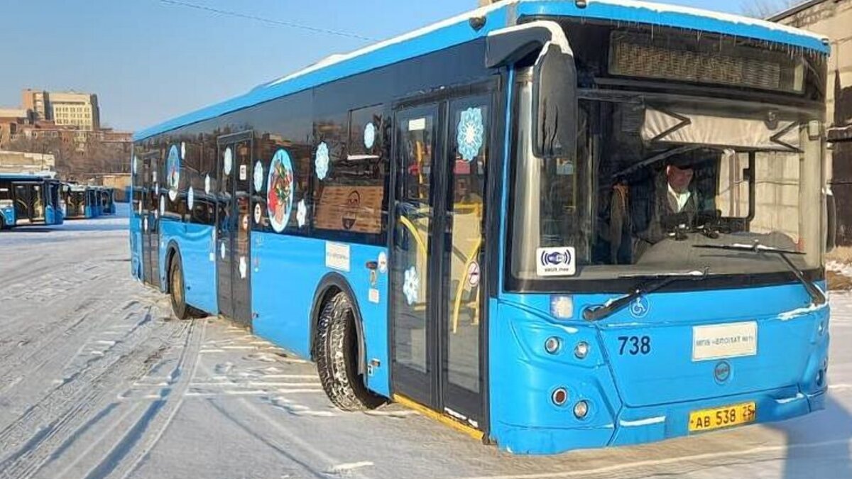     Владивостокские автобусы городского автотранспортного предприятия «ВПОПАТ № 1» курсируют по маршрутам в центре города и на Русский остров, украшенные новогодним декором, чтобы создать предновогоднее настроение для жителей и гостей города.