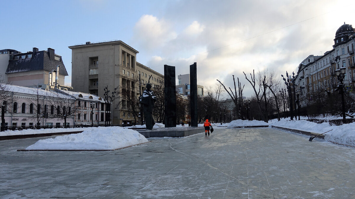 Сретенский бульвар и памятник Крупской, работавшей в Наркомпросе, который размещался в описываемом ниже здании