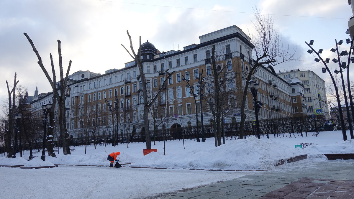 Начало дома Страхового общество "Россия" по ходу движения по Сретенскому бульвару