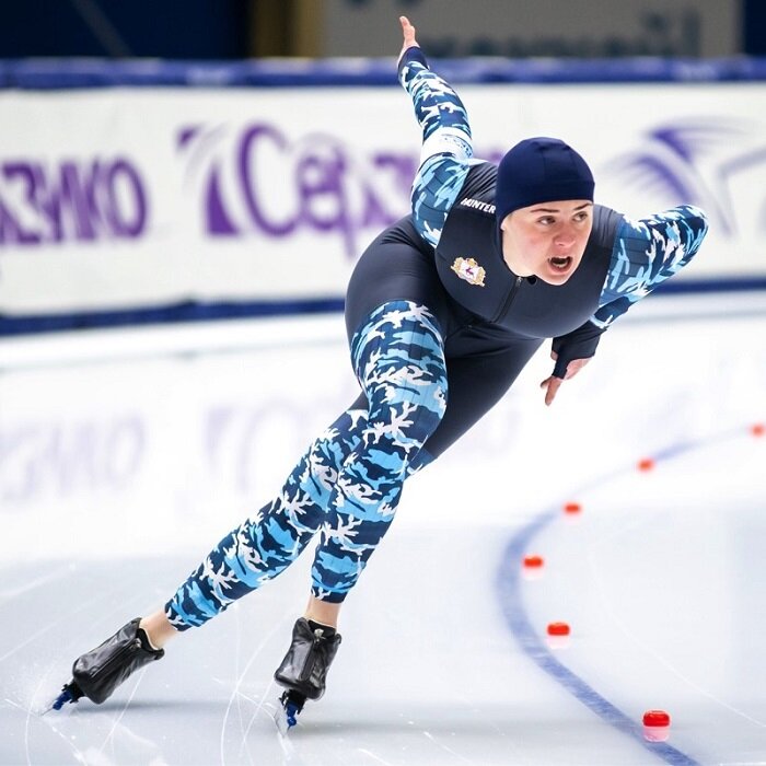 В ледовом дворце «Байкал» проходит чемпионат России по конькобежному спорту на отдельных дистанциях. На первой дистанции вторника, третьего дня чемпионата, победила Дарья Качанова из Нижегородской области, показавшая результат 1:59.51. Таким образом, Дарья завоевала на этом чемпионате уже третью золотую медаль! Ранее она победила на дистанциях 500 и 1000 метров.