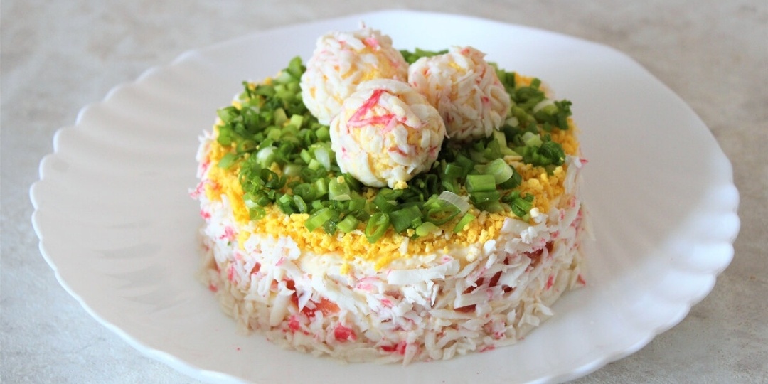 Бюджетный праздничный салат к новогоднему столу: состав не удивит, но считаете ингредиентов понравится всем