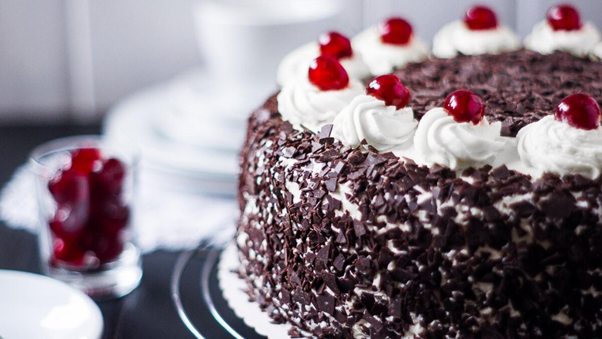 Торт черный лес классический с вишней рецепт. Торт "чёрный лес" (Black Forest Cake). Шварцвальдский вишневый торт черный лес. Торт чёрный лес Шварцвальд. Шварцвальдский вишневый торт Германия.