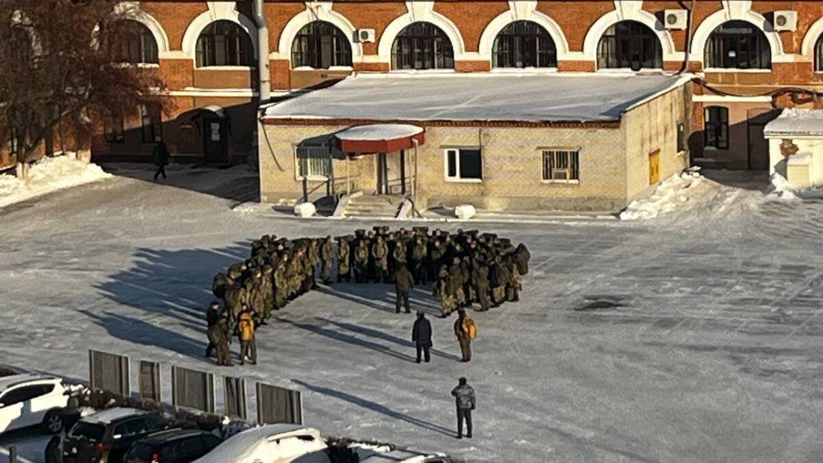 В ХМАО мужчинам, получившим российское гражданство, вручили повестки в  военкомат | TMN.SM.NEWS | Дзен