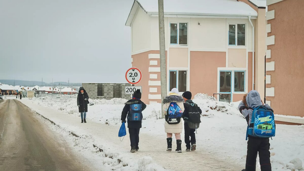     Сургутские школы ввели смешанный режим обучения на день. Причиной всему неблагоприятная погода, гололед.