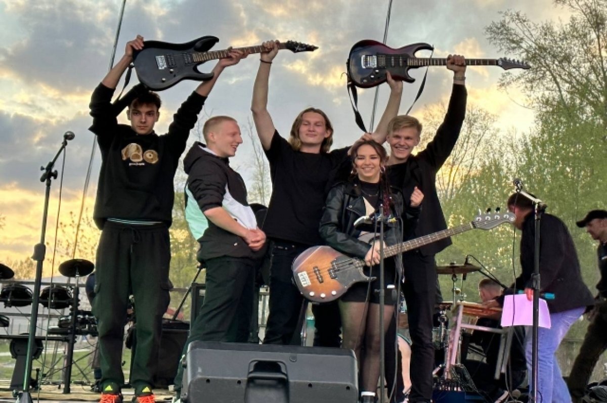    Чувиха на барабанах.