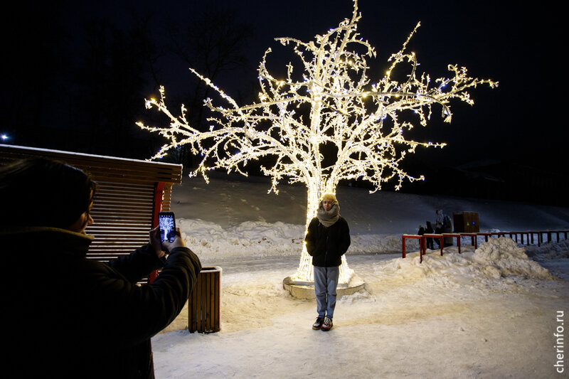    Четыре новые световые фигуры появились на берегу Шексны 23 декабря.