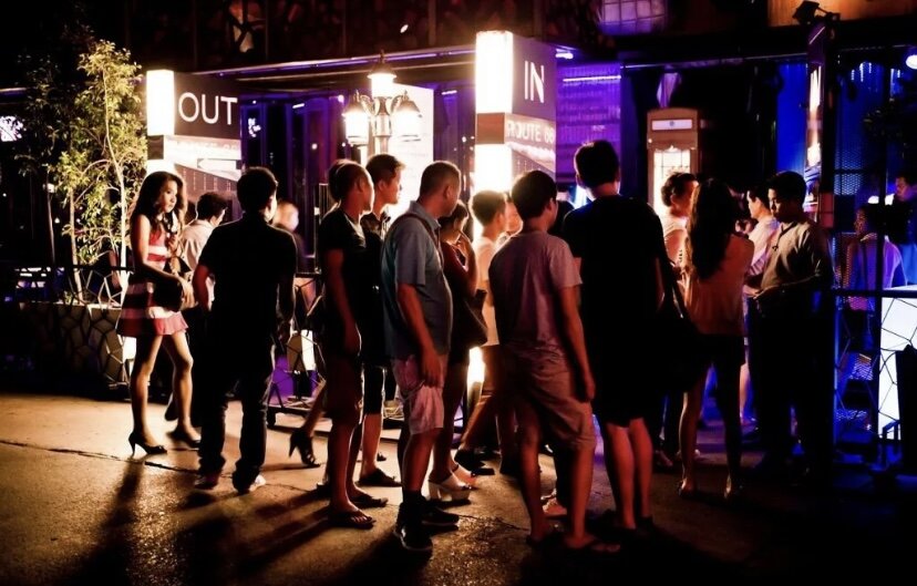 Очередь в клуб. 