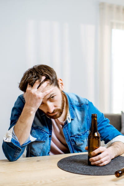 Среди проявлений подобного пьянства – пятничные мероприятия, праздники по выходным. Человек оправдывает запой желанием снять стресс после трудовой недели. Он продолжается один день, после чего наступает похмелье с характерными симптомами: тошнотой, рвотой, расстройством пищеварения и головными болями.