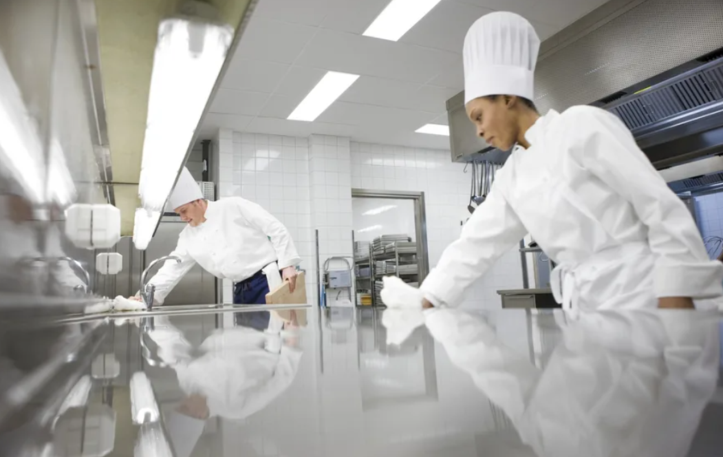 Безопасность работ на предприятии общественного питания. Повар на кухне. Охрана труда на предприятии общественного питания. Условия труда на предприятиях общественного питания. Техника безопасности на предприятии общественного питания.