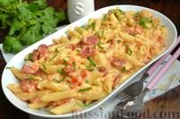Для приготовления макарон с копчеными колбасками в томатно-сливочном соусе вам понадобятся следующие ингредиенты:
- Макароны
- Копченые колбаски
- Томаты
- Сливки
- Лук
- Чеснок
- Соль
- Перец
- Растительное масло

**Шаги приготовления:**
1. Сварите макароны до готовности, откиньте на дуршлаг.
2. Обжарьте нарезанные копченые колбаски на сковороде до золотистой корочки, затем уберите их с сковороды.
3. В этой же сковороде обжарьте мелко нарезанный лук и чеснок.
4. Добавьте нарезанные томаты и тушите их до мягкости.
5. Влейте сливки, посолите, поперчите и доведите до кипения.
6. Положите обратно обжаренные колбаски, перемешайте.
7. Добавьте сваренные макароны, тщательно все перемешайте и готовьте еще 2-3 минуты.

Подавайте макароны с копчеными колбасками в томатно-сливочном соусе горячими. Приятного аппетита!