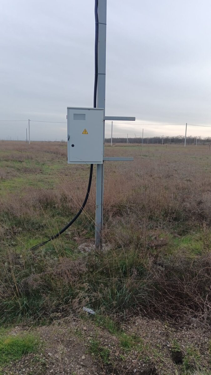 Фото ещё без счётчика, но они уже стоят и провода подключены.