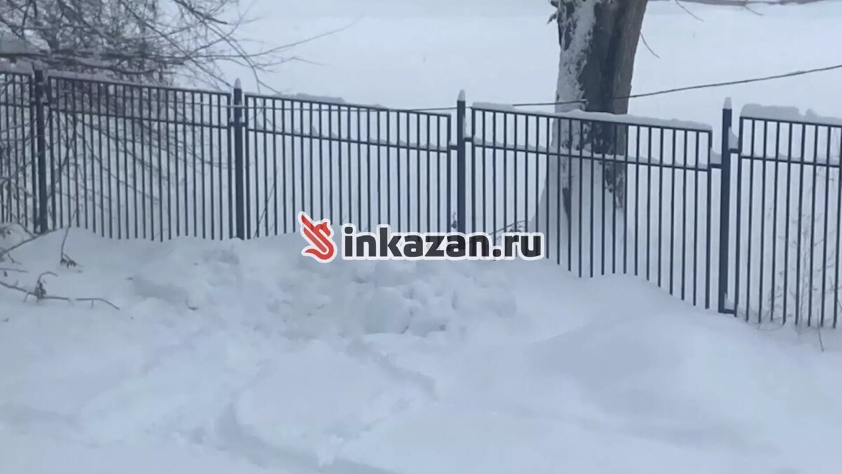     Безопасность казанской школы №117 в Авиастроительном районе находится под вопросом. Все из-за выпавшего накануне снега. Об этом Inkazan сообщили читатели.