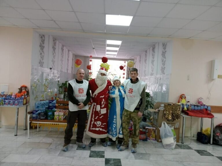    Вера Москаленко в костюме Снегурочки поздравила с Новым годом 60 юных оренбуржцев Андрей Севостьянов