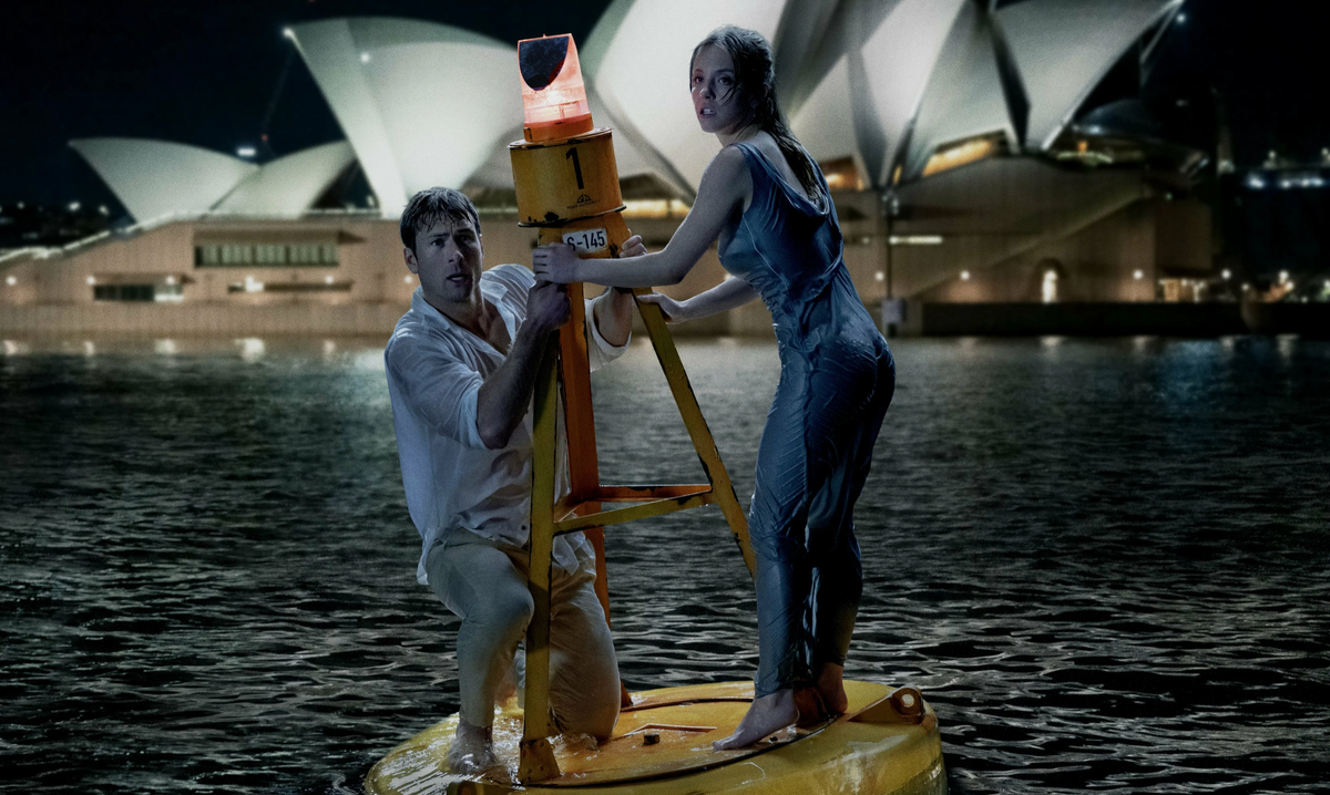 Кадр из фильма "Кто угодно, кроме тебя"