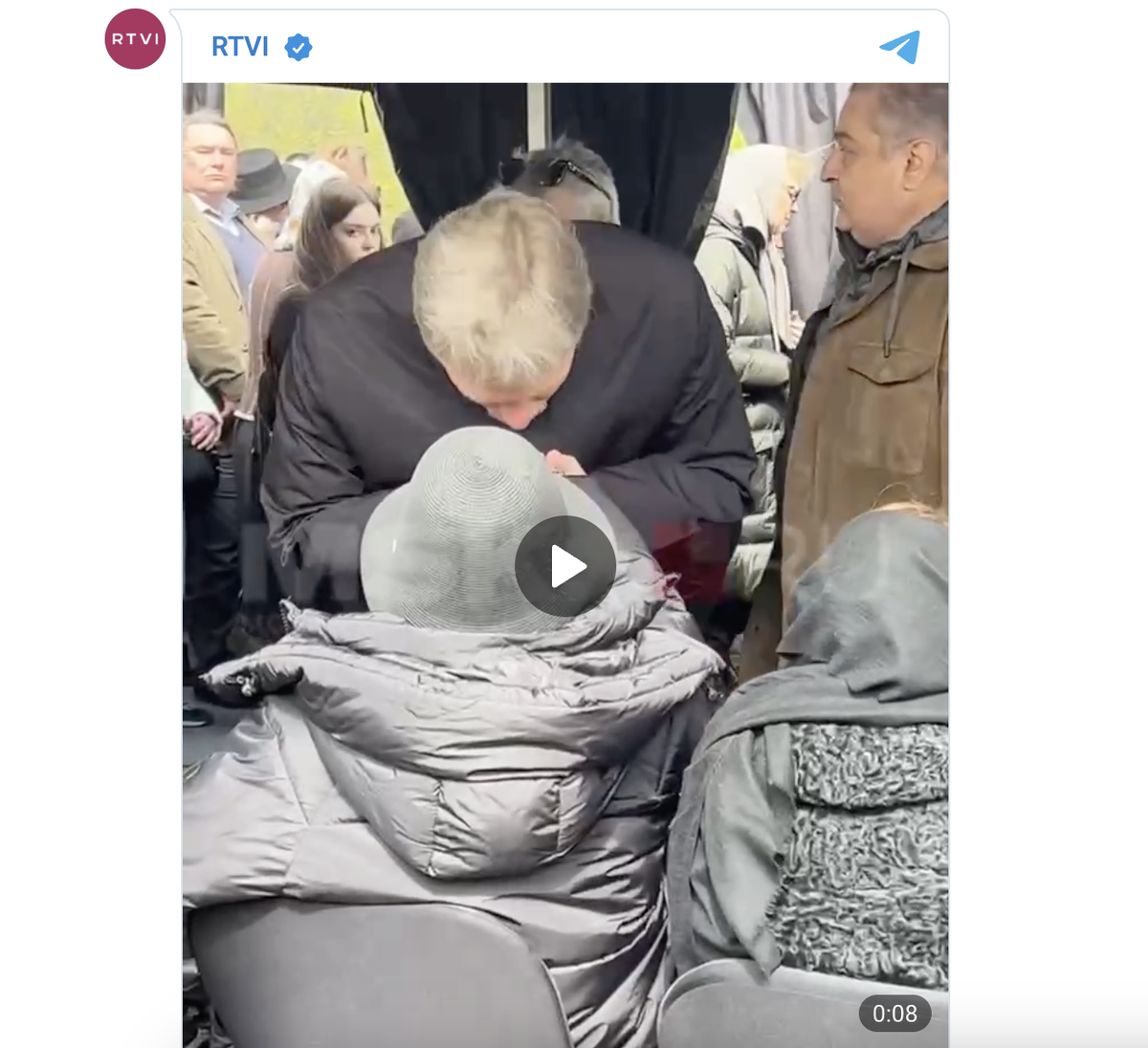 ДОПУСТИМ, НЕТ ОСНОВАНИЙ ДЛЯ РЕПРЕССИЙ. НО НЕ ЦЕЛОВАТЬ РУК ЖЕНЕ ИНОСТРАННОГО АГЕНТА И СИМВОЛУ АНТИРУССКОЙ ЭМИГРАЦИИ - НЕУЖЕЛИ НИКАК БЫЛО НЕВОЗМОЖНО? НЕ ПОДХОДИТЬ, НЕ ЗАМЕТИТЬ. СКРИНШОТ "RTVI"