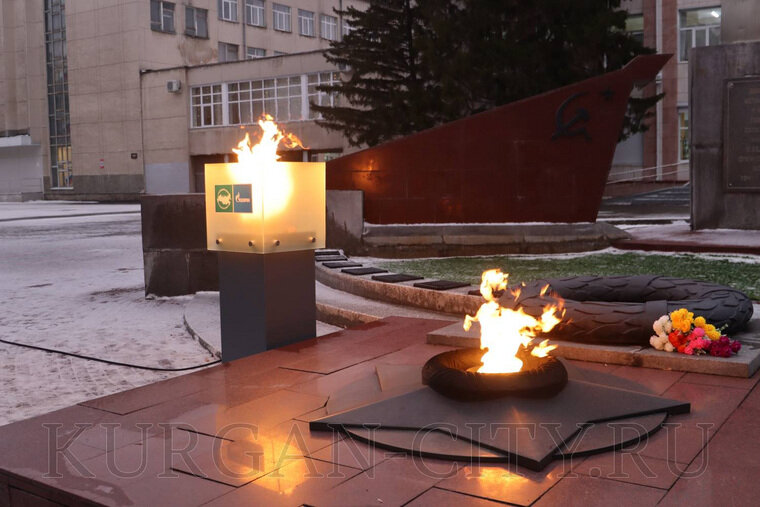   На городской аллее зажгли дублер Вечного огня из-за техослуживания