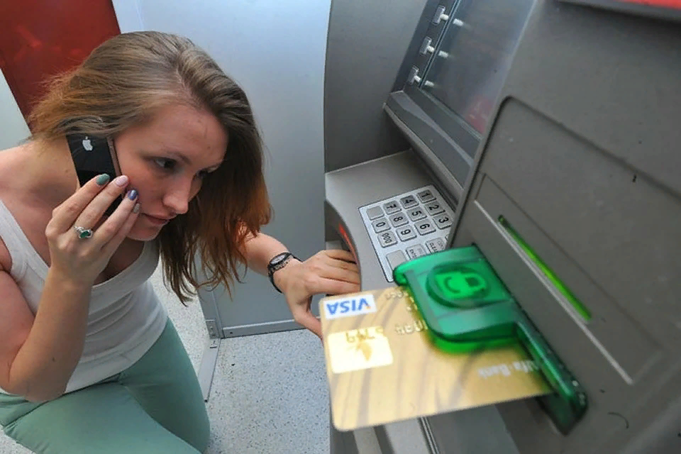 Мошенники Банкомат. Женщина у банкомата. Мошенничество с банкоматами. Обман в банкомате.