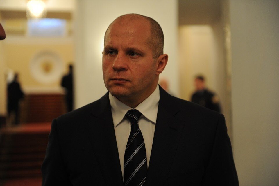    Боксерские перчатки с автографом Емельяненко продают в Новосибирске. Владимир ВЕЛЕНГУРИН