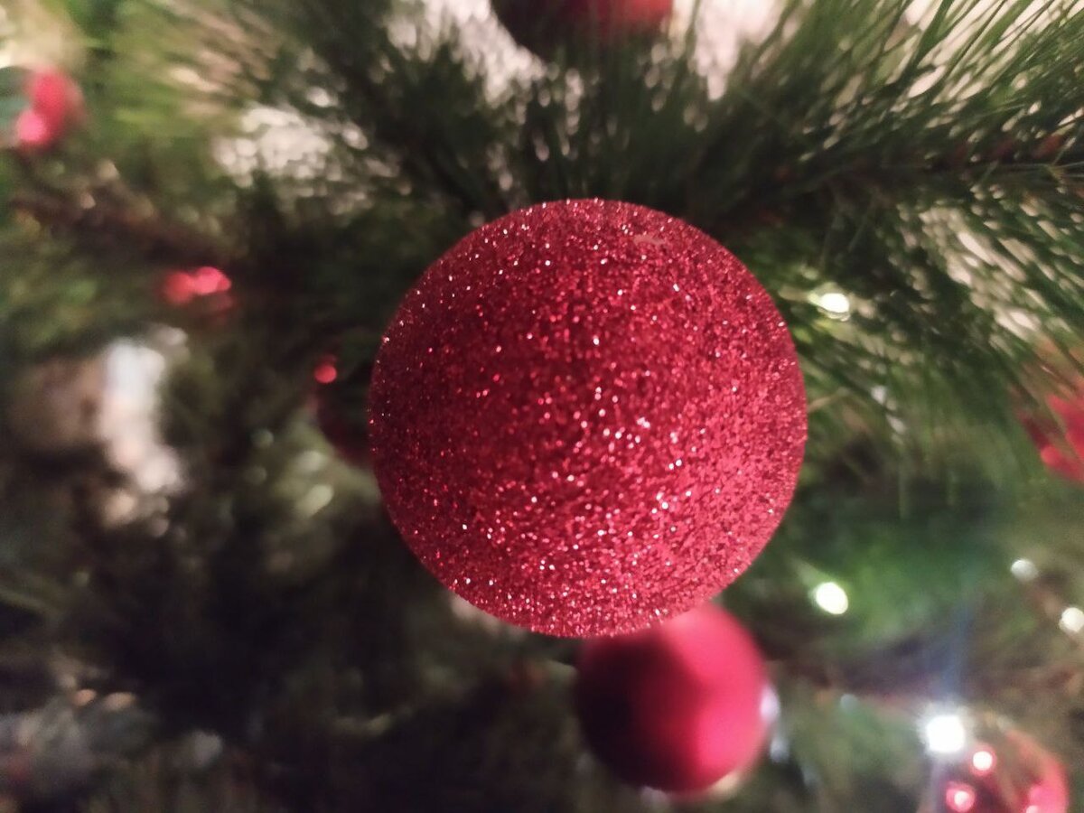 А вы знали, что украшения на елке что-то символизируют и даже могут быть оберегами?