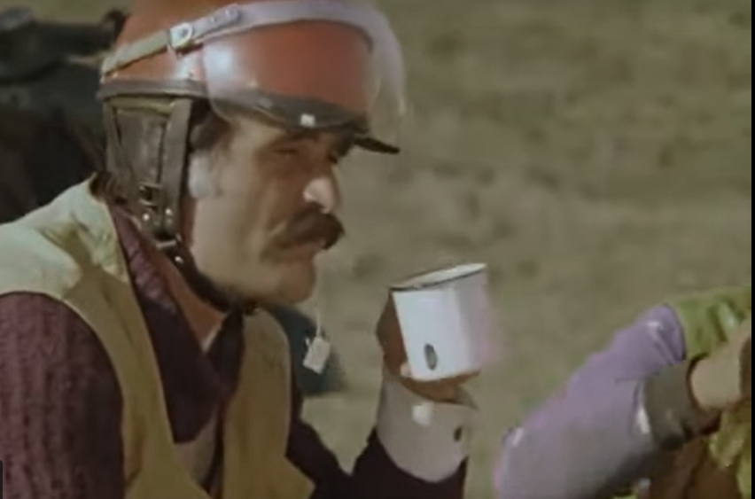 Кадр из грузинской комедии времен СССР «Дорога», серия «Лимонный торт»