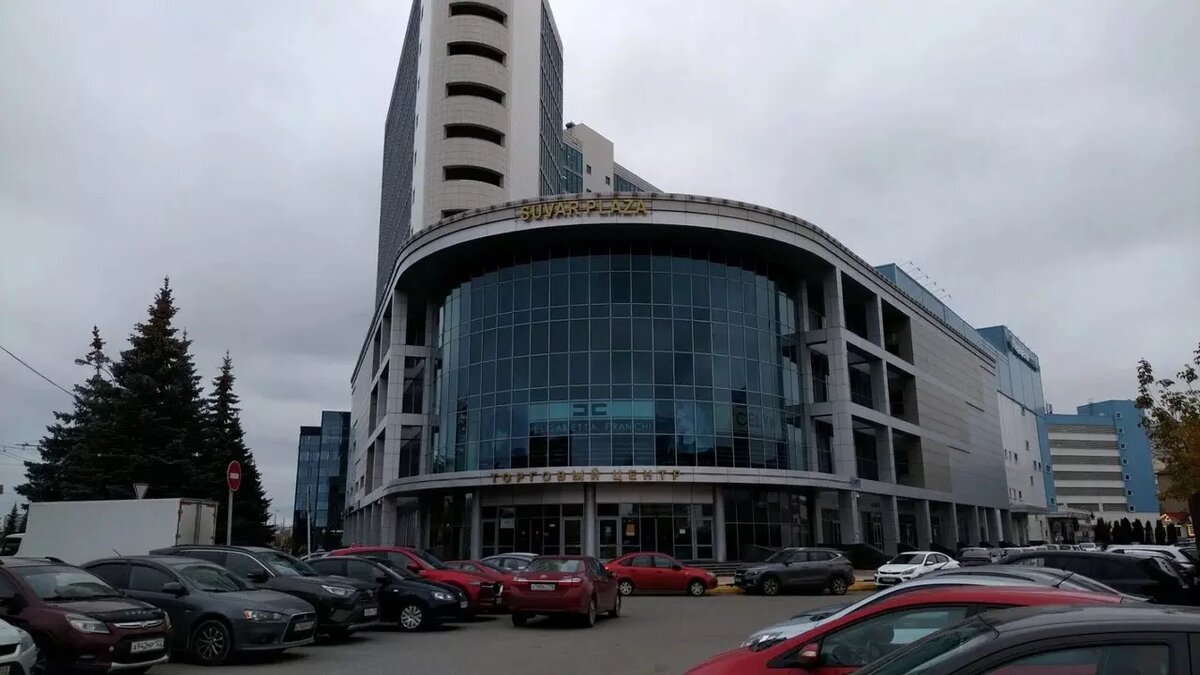     В Казани продали торгово-офисный центр «Сувар плаза». Об этом пишет «Бизнес Онлайн», ссылаясь на арендаторов и источники на рынке недвижимости.