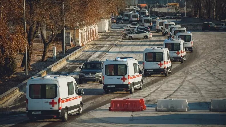     Рядом с Невинномысском под колесами грузового автомобиля оказались три человека, вышедших из сломанной машины, — сообщили в региональном УГИБДД.