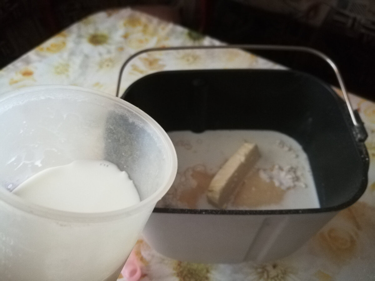 Процесс закладки ингредиентов в хлебопечь