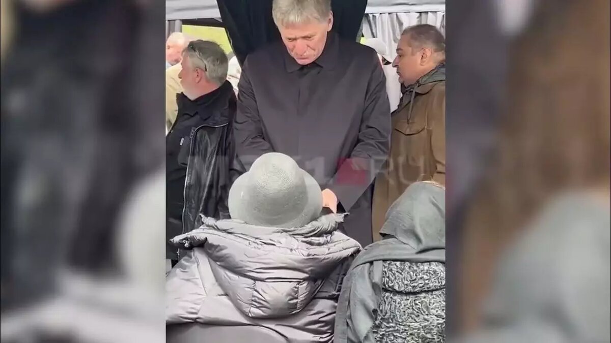 Дмитрий Песков целует руку Алле Пугачевой (сидит спиной) Фото: topcor.ru