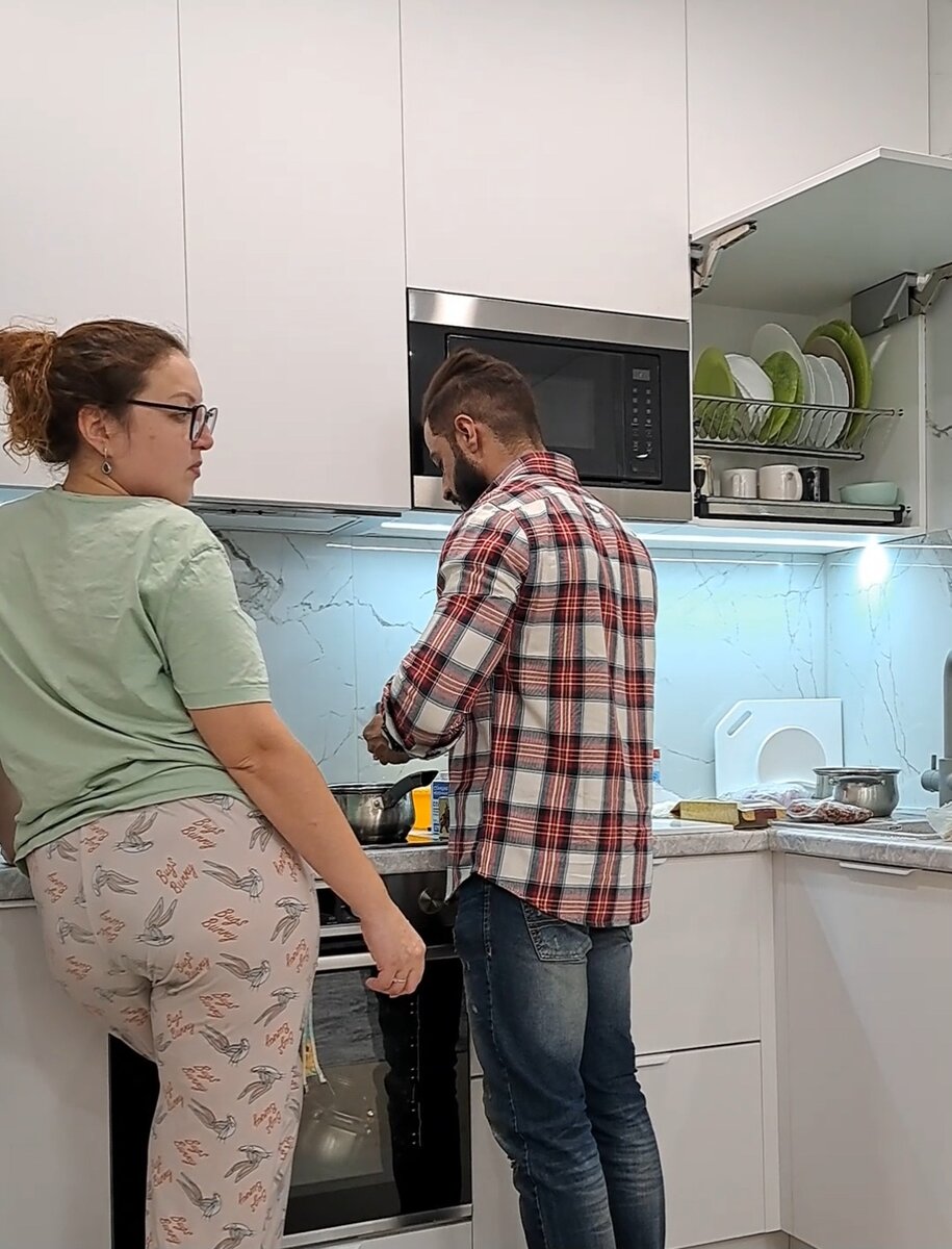 Классно смотреть на огонь и воду, и когда кто-то готовит еду, а не ты 😅😅😅