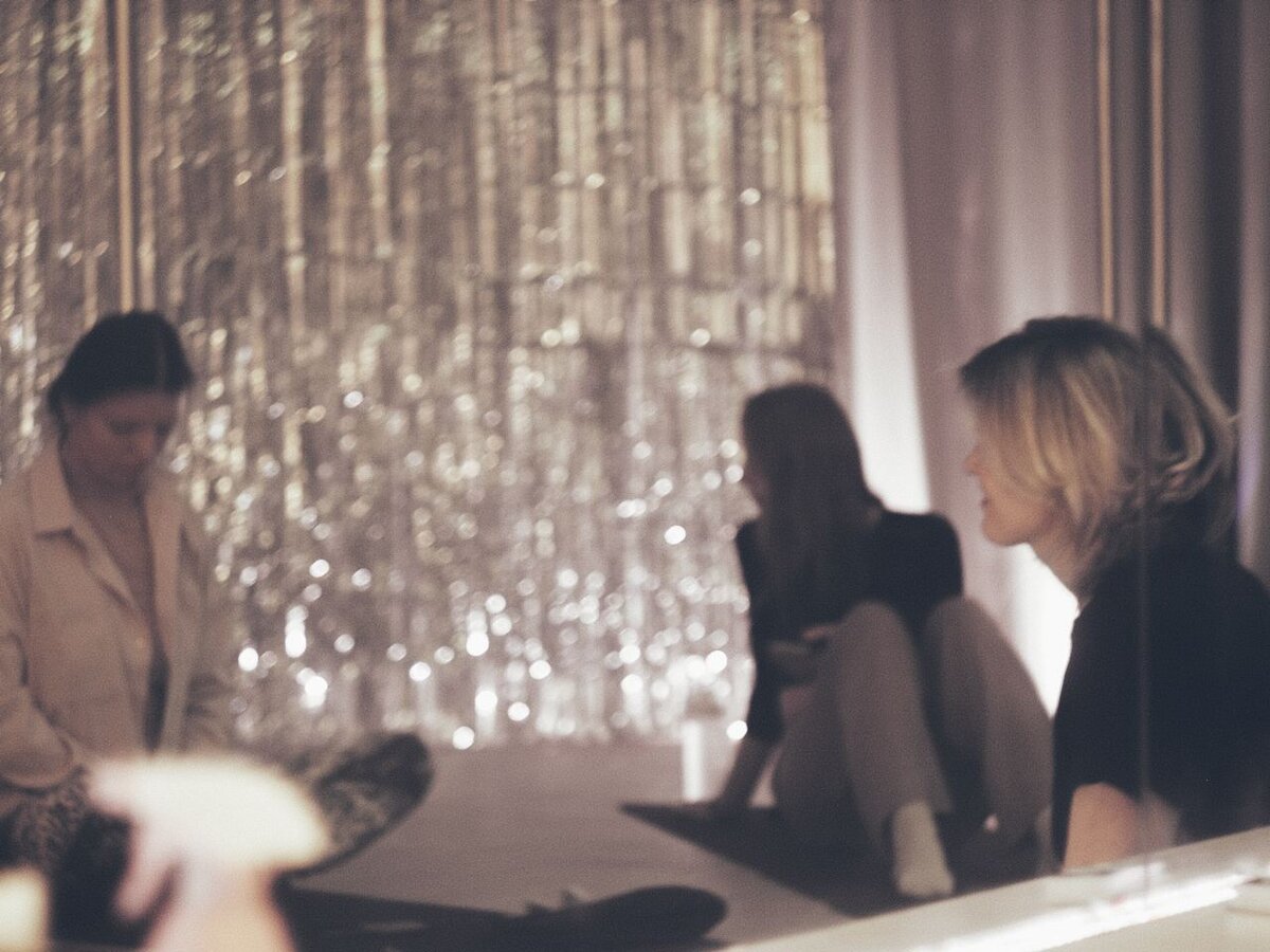 Осознайте свое тело...свои ноги...опору...проанализируйте, как вы чувствуете стопы, голеностопы, колени, бедра, таз...