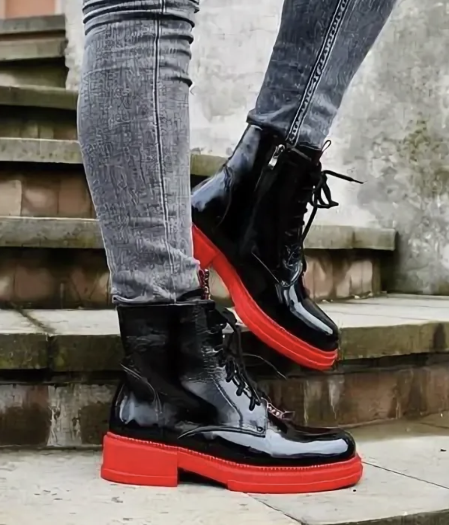 Ботинки с красной подошвой женские. Черные ботинки с красной подошвой женские. Сапоги на красной подошве женские.