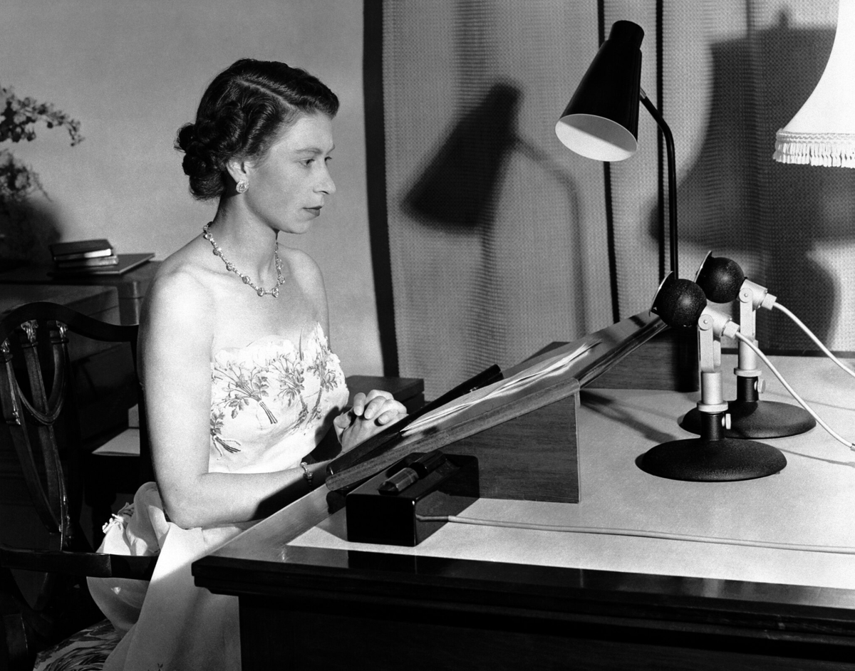Королева Елизавета II во время рождественской трансляции 1953 года