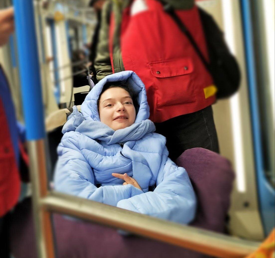 Алена едет в школу на метро