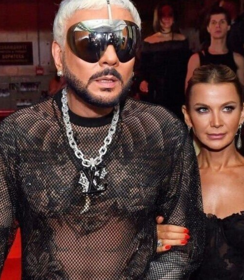 Вечеринка, которая прошла недавно в одном из городских клубов, организованная известным блогером Настей Ивлеевой, стала наиболее скандальным событием уходящего года. Это мероприятие, которое местные жители назвали "балом Сатаны", еще раз подтвердило, что звезды российского шоу-бизнеса полностью оторваны от реальности. В то время, когда вся страна собирает средства для помощи фронту, наши знаменитости беззаботно тратят по миллиону рублей, чтобы попасть на вечеринку, полуобнаженные. Факт, что у одного из участников был носок на половом органе, Лолита почти голая и Ивлеева с бриллиантами на заднице за 23 миллиона рублей, не очень сочетается с героическим образом России, ведущей изнурительную и кровопролитную борьбу с Западом. 


